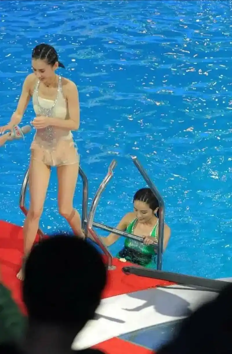 黄圣依泳装跳水大秀湿身诱惑#我要上热门