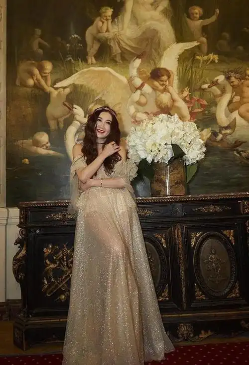 原创温碧霞越老越有韵味落肩礼服太漏用头发遮透视裙还要露出底裤