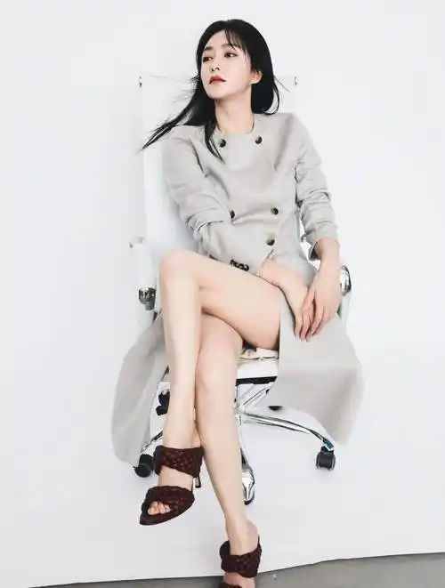 41岁秦岚衣品太好,身穿简约风套装拍摄杂志大片,高级又有气质_裙子_深