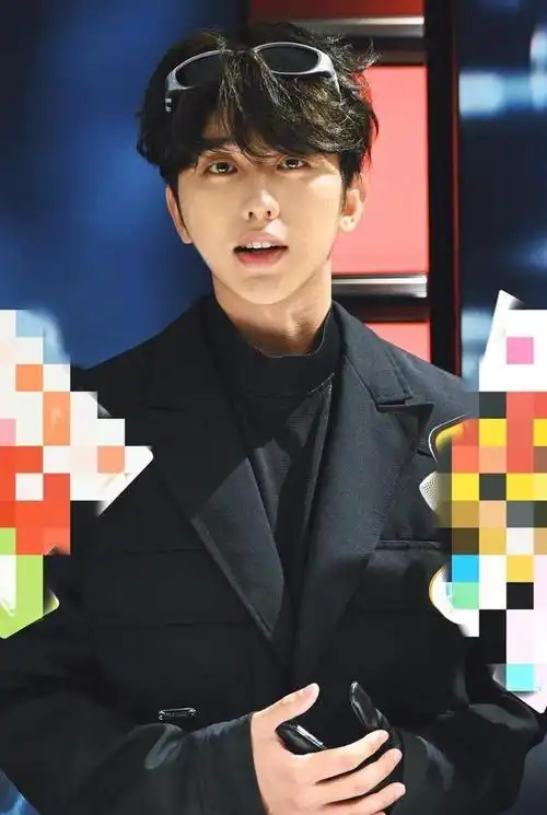 蔡徐坤在眼镜品牌活动中身着黑色外套非常帅气