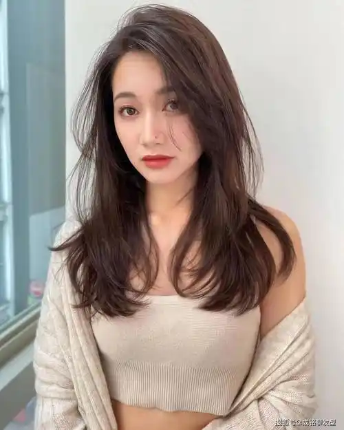 还是中长锁骨烫发最养眼,10款时尚减龄的中长卷发,每一款都好看_发型