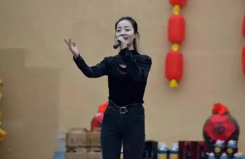 王小妮气质出众更有魅力,穿搭简约青春气息浓郁,气质身材都不错