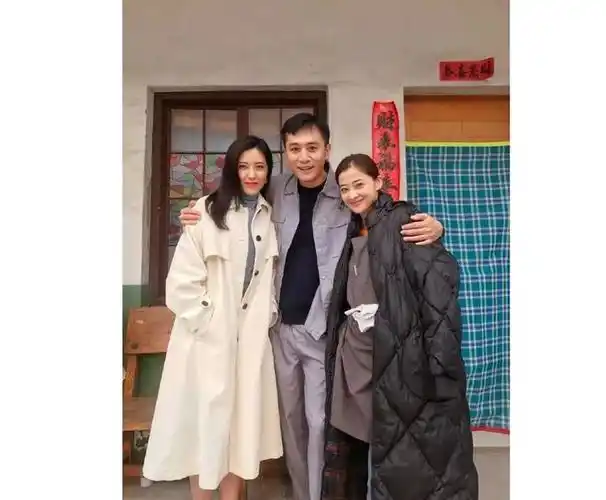 这三位竟然是大学同班同学右边是梅婷中间是刘烨左边是谁