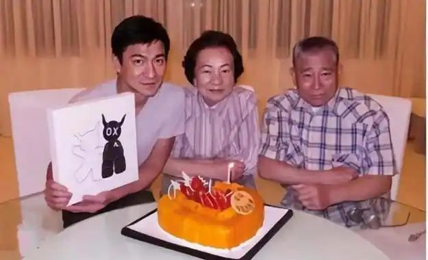 刘德华一家三口现身父亲灵堂神情凝重难掩悲伤众星送花圈悼念