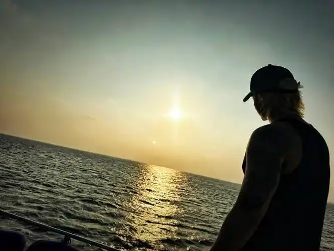 黄子韬泳池背影