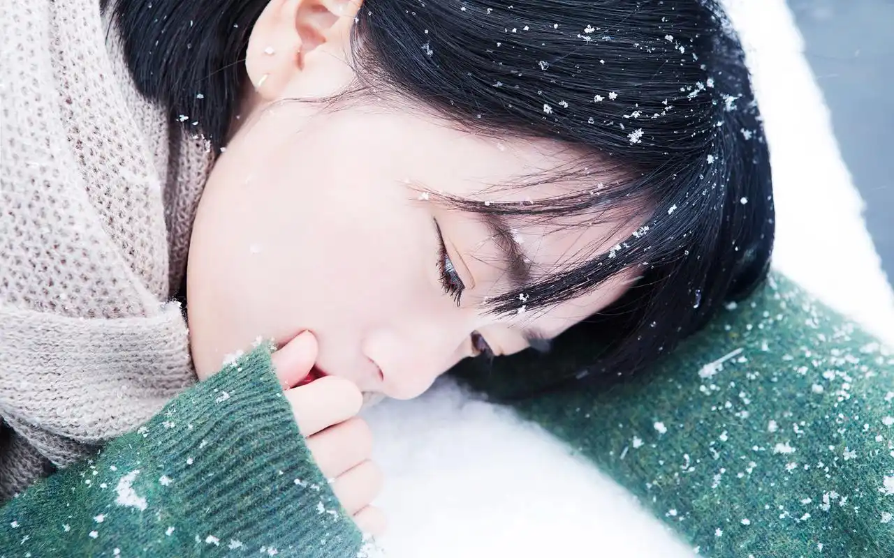 短发美女雪中文艺唯美写真图片桌面壁纸