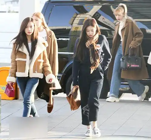 blackpink现身机场,jennie靠围巾逆转时尚,智秀翻领夹克最暖和