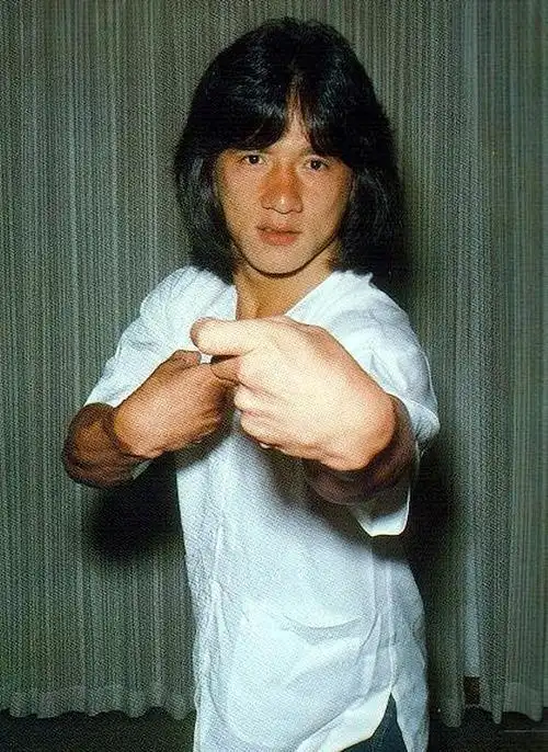 成龙拍视频鼓励年轻人要自强还没长大就老了加油年轻人