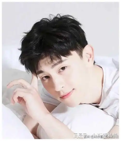 邓伦超级超级阳光帅气迷人十足的,为人随和善良的男人!