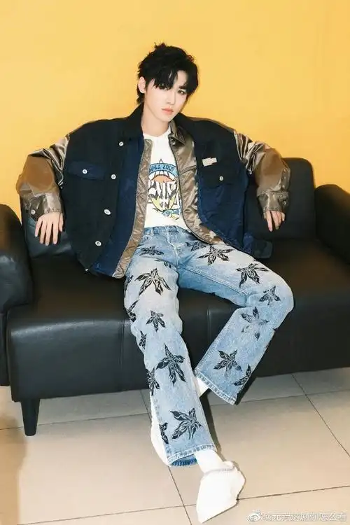 宋亚轩晒新鲜四宫格随拍