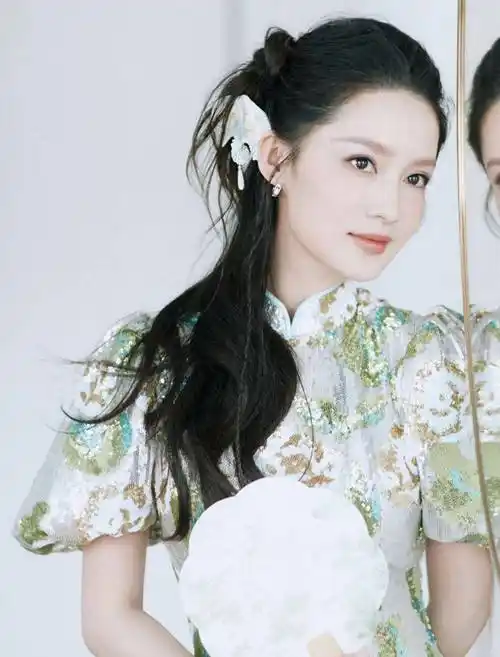 李沁旗袍装造型:婉约灵动!