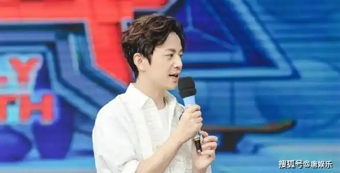 原创何炅的北外任教照片曝光49岁依旧青春洋溢网友直呼帅气依旧