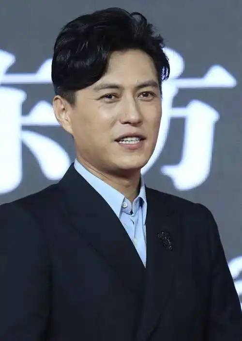 影帝靳东;坐拥19家公司,今44岁与娇妻秀恩爱,网友;人生赢家_李佳_感情