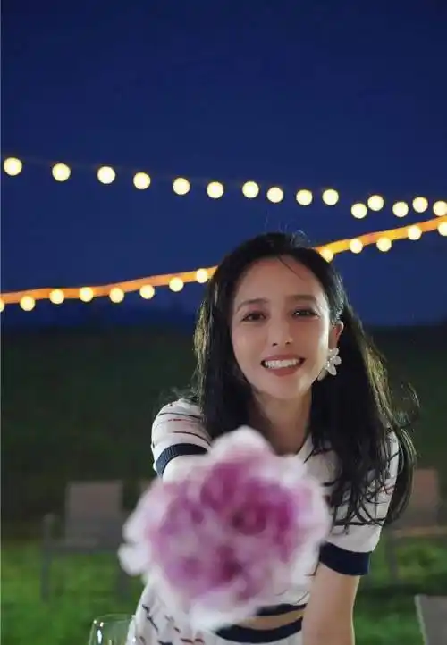 佟丽娅晒生活美照笑容满面手捧绚烂鲜花明媚美艳