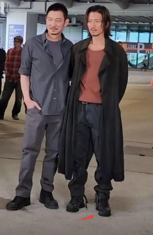 62岁刘德华新片开机,与谢霆锋同框看不出年龄差,谢霆锋暴露身高