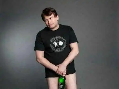 比一般的啤酒瓶还要长,我们知道普通的男性阴茎一般是在12-18厘米之间