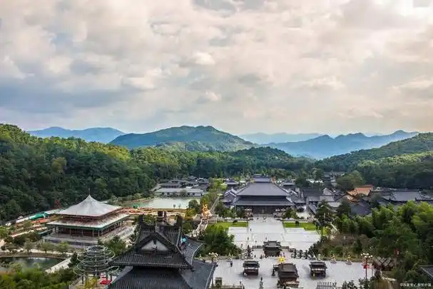 这座寺庙建于五代时期,坐落在灵峰山的大雄峰,四周被茂密的竹林环绕