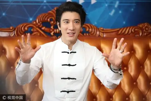 王力宏白色盘扣衬衫大走中国风 展暖男笑容