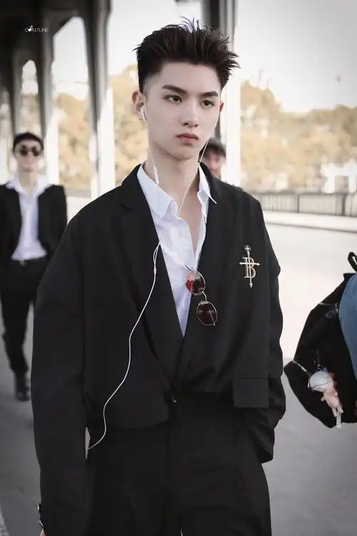 黄明昊这一组巴黎街拍大片,黑衣服内搭白衬衣