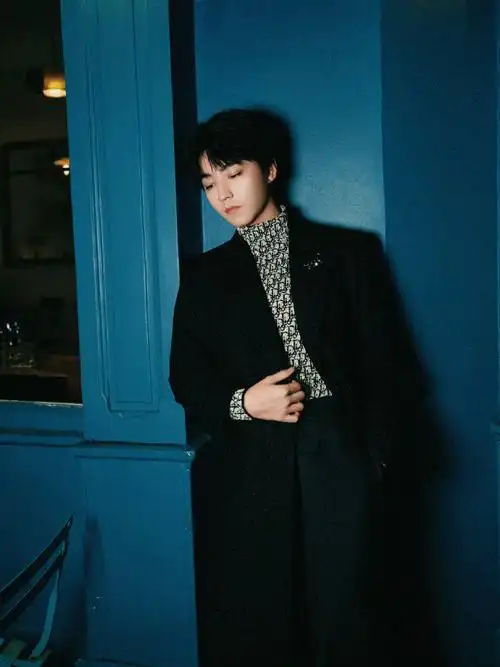 给王俊凯365个早安#星空逐渐暗淡,天边泛起了微光,宣告着新的一天的