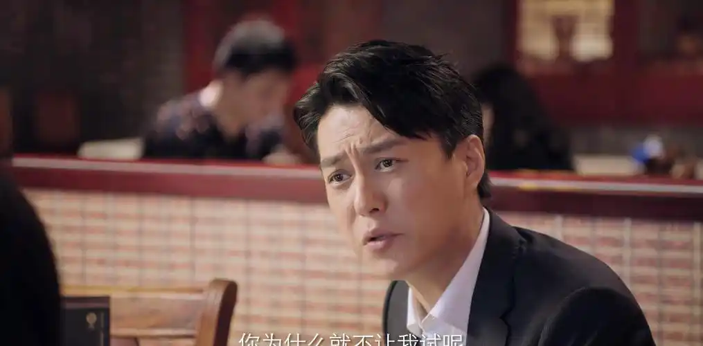 突围出场看像个青铜结果却是个王者靳东这次隐藏得有点深