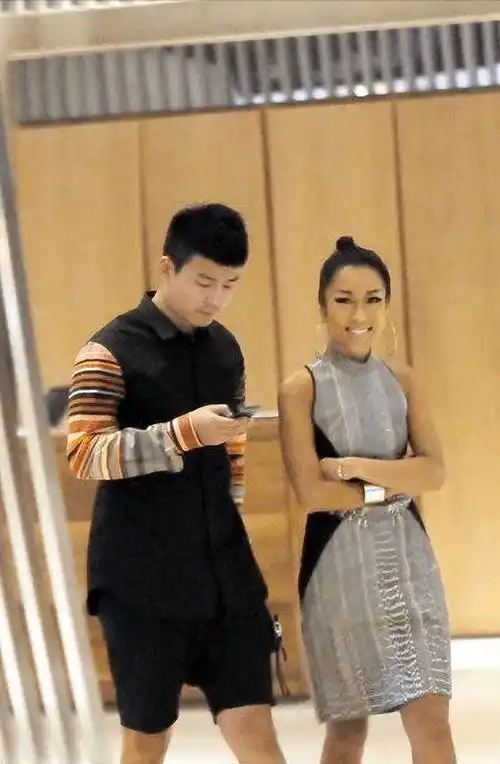 吉克隽逸疑似恋情曝光,与男子亲密搂腰,曾被前任妻子控诉当小三_刘石