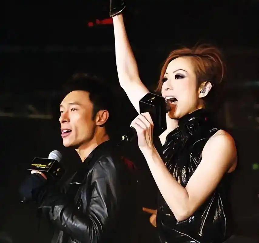 韩红官宣新男友?曾被曝与许志安当街热吻,与王菲爱同一个男人?