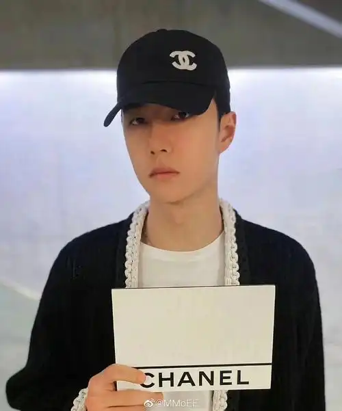 王一博的这一款香奈儿棒球帽真的超好看