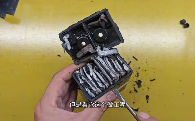 好奇拆个铅酸电池以为是假货,拆完发现内部有根皮筋,是啥原理?