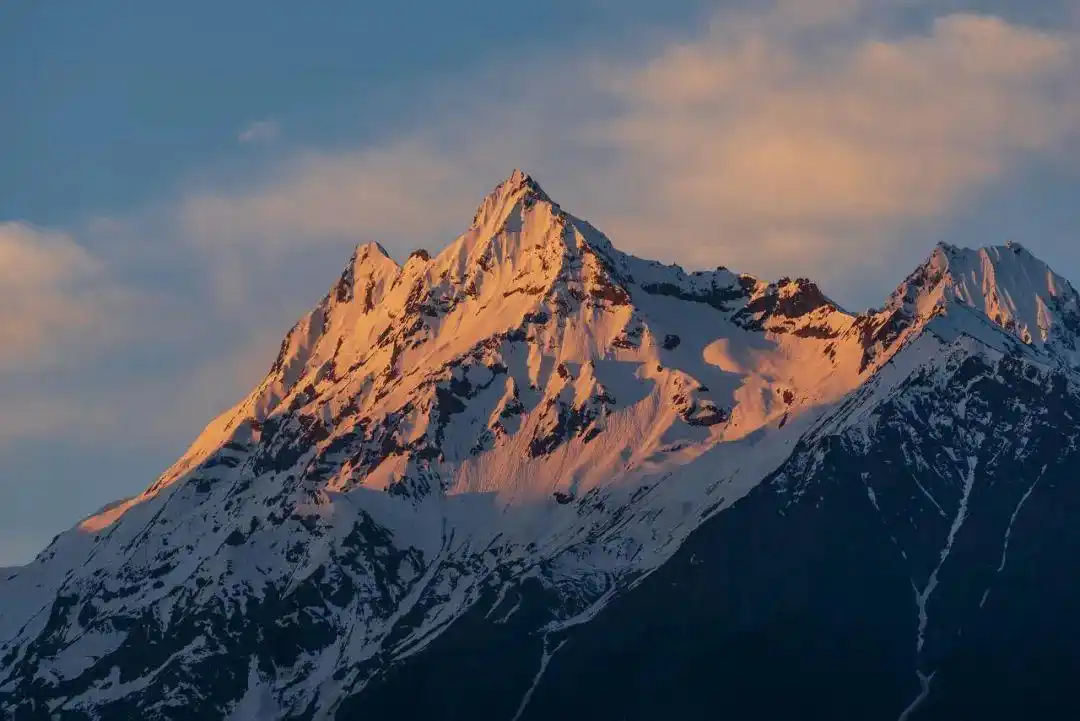 多雄拉山西藏林芝市,雅鲁藏布江沿岸盛放的桃花与雪山下的村庄.