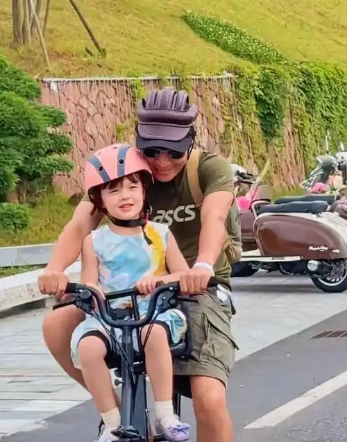 撒贝宁全家游丽江,一家四口同框幸福满溢,夫妻俩穿情侣装好甜