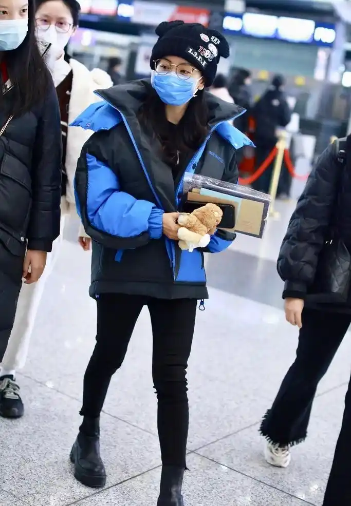 杨蓉现身机场,蓝黑拼色羽绒服搭配小黑裤,休闲温暖又显高!
