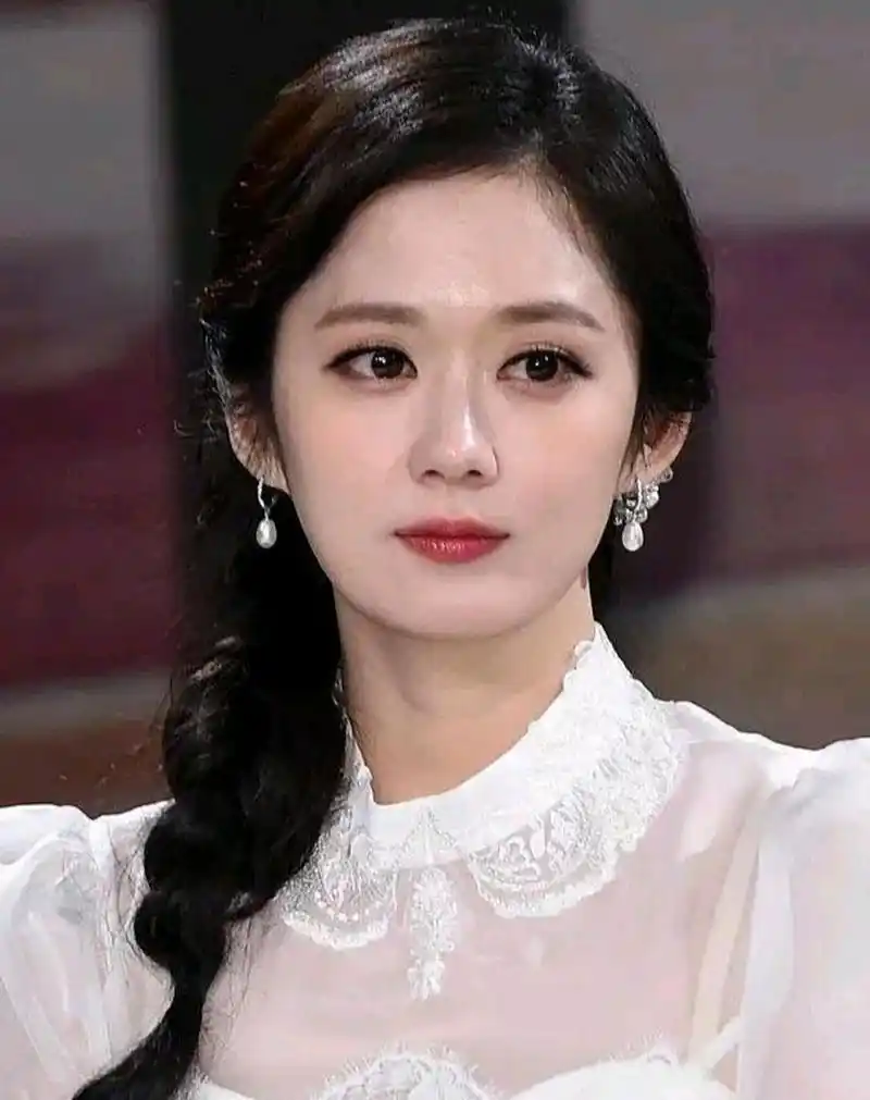 赵丽颖,张娜拉虽然一个是中国的,一个是韩国的,但两人却长得很像