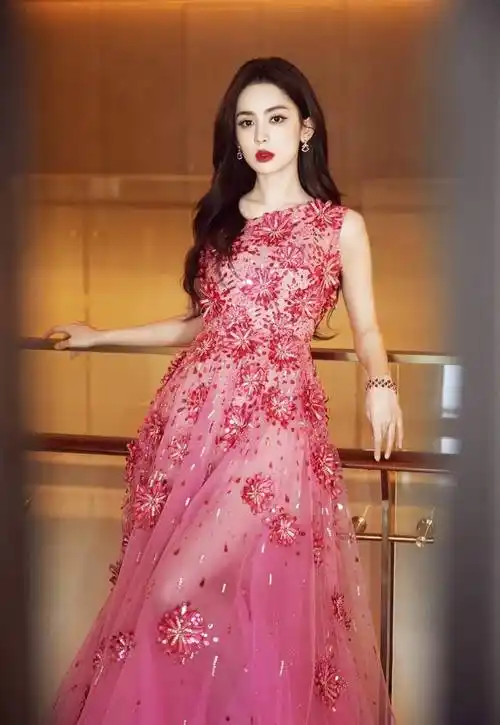 古力娜扎斜胸装惊艳亮相北京电影节红毯_图片_来源_社交