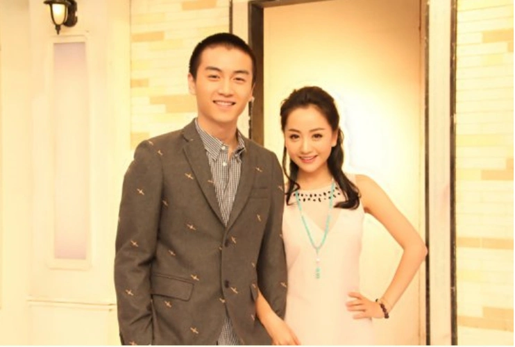 彼时的余征瑶估计做梦也想不到,当年那个跑龙套的男孩子,有一天会成为