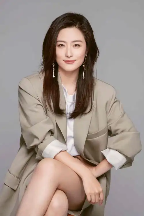 "霸总"徐百慧的《金色索玛花》正在热播,戏内书记