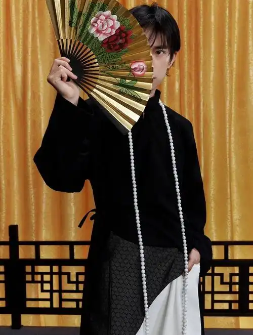 易烊千玺墨色摩登大片