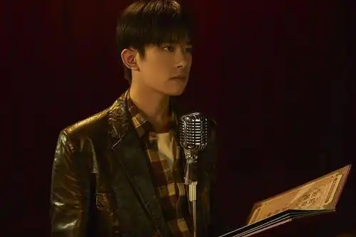 2021年3月8日,易烊千玺一组剧场工作花絮照曝光.