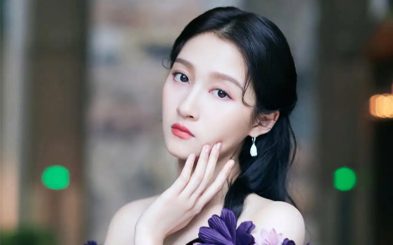 关晓彤鲜花裙唯美写真图片桌面壁纸