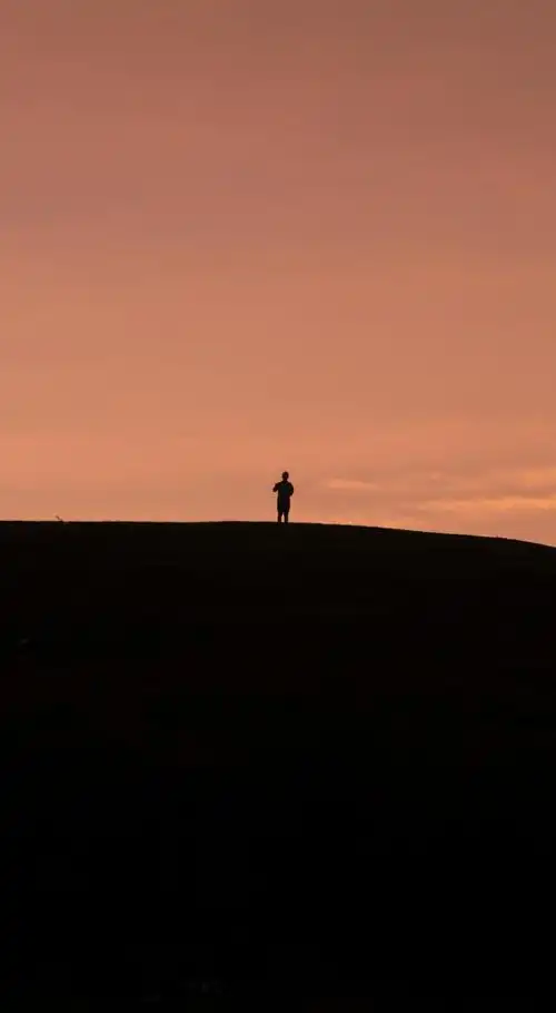 黄昏下一个人孤独背影1280x720分辨率查看
