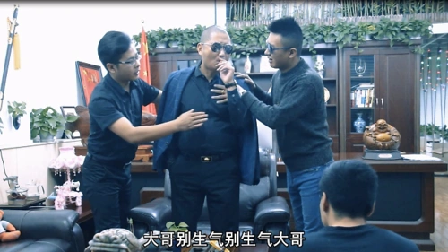 执行家法小弟做的事情让大哥实在看不下去了大哥执行家法