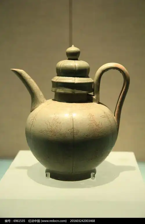 北宋越窑青釉划花宴乐人物纹执壶