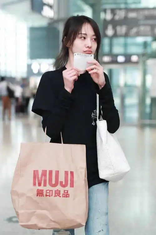 郑爽素面朝天机场街拍照图片