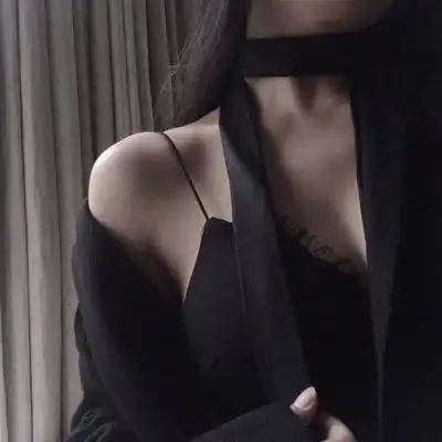 半身很酷的露肩女生头像 霸气女露肩露锁骨头像 - 女生头像 - 潮人