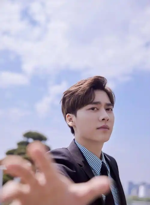 李易峰出席浙江卫视2021春季大片沟通会 现场带货喊话式安利《号手