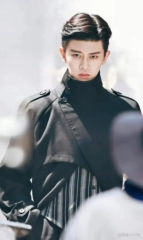 被任嘉伦惊艳到了!穿花衬衫演绎湿发型男,妥妥的贵公子气质