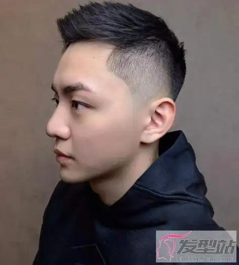 男生短发渐变发型 渐变小飞机头酷炫有型_发型站_最新流行发型设计