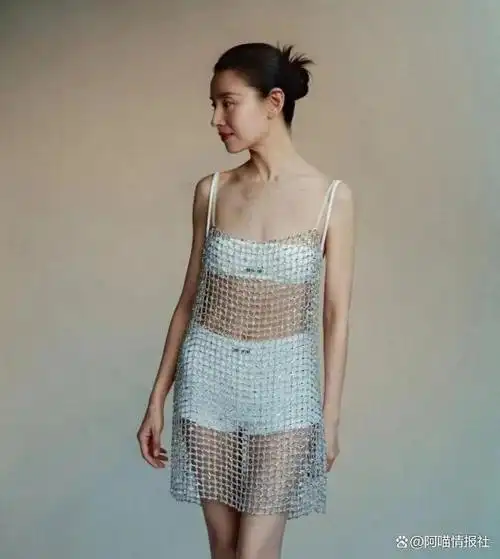 43岁董洁罕见秀性感,穿内衣展示身材,骨头突出瘦脱相