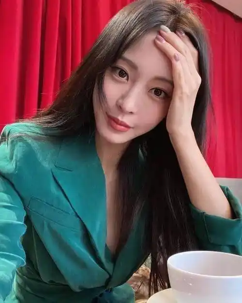 韩艺瑟sns发照秀迷人美貌_郭明东_近照_目光