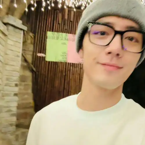 肖战超话#肖战晒老家日常#|#13日常见肖战#    肖战,收到你的自拍照